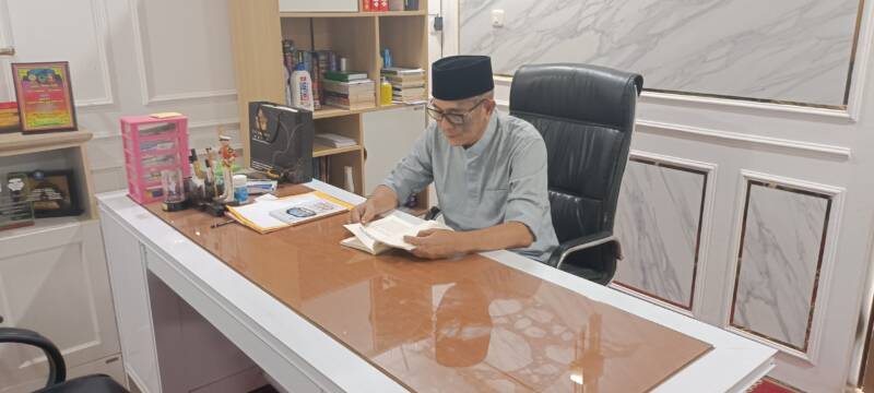 Pasca pengabdiannya, H. Heri Amalindo memanfaakan waktu luangnya di rumah dengan membaca.
(Dok/tintamerah)