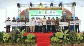 Pemkab PALI saat menyalurkan bantuan Alat dan Mesin Pertanian (Alsintan) melalui kegiatan 