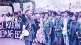 Firdaus Hasbullah saat menjadi orator dalam demostrasi tuntutan reformasi 98 di depan Markas Kodam II/Sriwijaya
(Dok/FH)