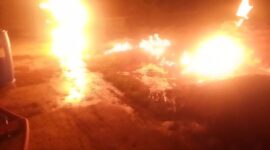 Api terus berkobar hingga malam hari saat kejadian pipa gas Pertamina EP Pendopo Field di Sungai Deras, Talang Akar, Talang Ubi, Kamis (25/2/2026).
(Dok/Rahasmin Sawiran)