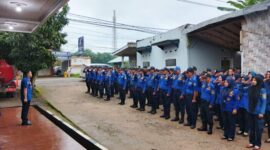 Kepala Damkar PALI, Rizal Pahlevi, saat memberikan arahan kepada personil pada apel pagi.
(Dok/Damkar PALI)