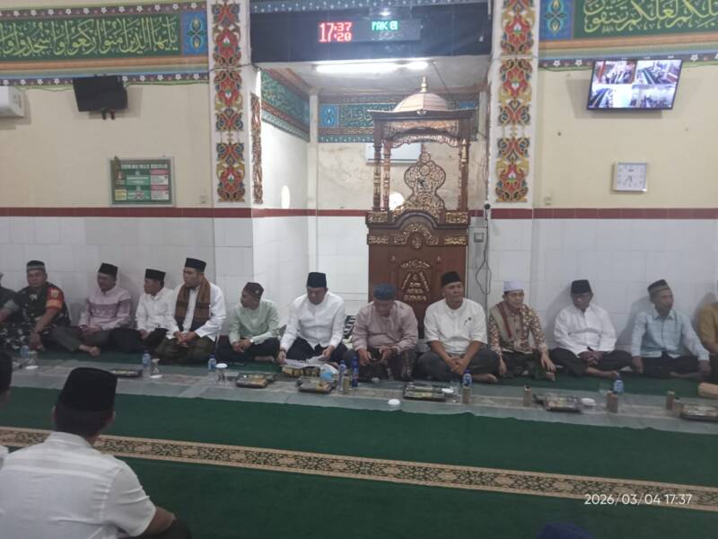 Wakil Bupati Iwan Tuaji bersama jajaran Pemkab PALI saat melakukan agenda rutin Safari Ramadan 1447 H/2026 M di Masjid Babussalam, Desa Tempirai Selatan, Kecamatan Penukal Utara, Selasa (4/3/2026).
(Dok/tim media Pemkab PALI)