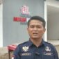 Kepala Desa Sukamaju, Rudini, S.Pd., M.Pd., saat memberikan keterangan terkait penggunaan Gerai Kopdes Merah Putih untuk pasar ramadhan 1447 H, Rabu (4/3/2026).
(Dok/tintamerah)