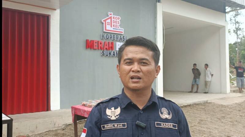 Kepala Desa Sukamaju, Rudini, S.Pd., M.Pd., saat memberikan keterangan terkait penggunaan Gerai Kopdes Merah Putih untuk pasar ramadhan 1447 H, Rabu (4/3/2026).
(Dok/tintamerah)