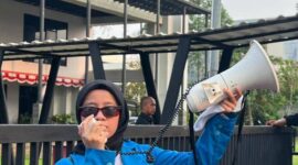 Kordinator Formapali Jabodetabek, Ulin Puspa, saat berorasi pada unjuk rasa di Kejaksaan Negeri Tangerang Selatan, Banten, 25 April 2025.
(Dok/ Formapali Jabodetabek)