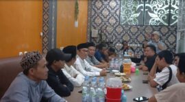 Ketua DPW PSI Sumsel, H. Heri Amalindo bersilaturahi dengan wartawan dari berbagai media massa Bumi Serepat Serasan pada momen puasa Ramadhan 1447 H di RM Sejahtera Simpang Bandara, Handayani Mulya, Pendopo, talang Ubi, Sabtu (7/3/2026).
(Dok/tintamerah)