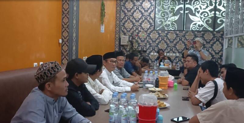 Ketua DPW PSI Sumsel, H. Heri Amalindo bersilaturahi dengan wartawan dari berbagai media massa Bumi Serepat Serasan pada momen puasa Ramadhan 1447 H di RM Sejahtera Simpang Bandara, Handayani Mulya, Pendopo, talang Ubi, Sabtu (7/3/2026).
(Dok/tintamerah)