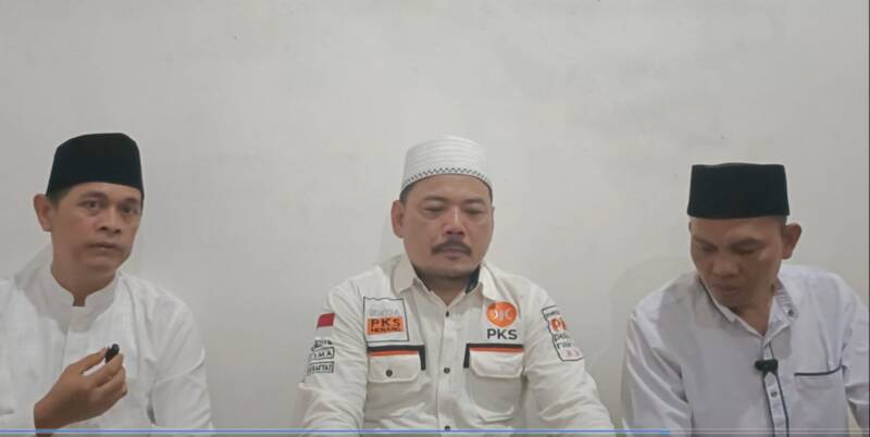 Anggota DPRD PALI Fraksi PKS, Sarnubi bersama Edi Eka Puryadi dan Afias saat dibincangi tintamerah.co saat silaturahmi puasa ramadhan 1447 H di Kantor DPD PKS Kabupaten PALI, Minggu (8/3/2026).
(Dok/tintamerah)