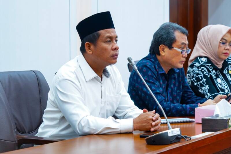 Anggota DPR RI Komisi VI Fraksi PKS, H. Askweni saaat mengikuti rapat Komisi di Gedung Senayan Jakarta.
((Dok/Kuyung Rizal)