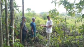 Warga Desa Tempirai, Suparin dan Ketua LSM LIDIK PALI, Dedi handayani saat memberikan keterengan di lokasi program cetak sawah, Kamis (12/3/2026). (Dok/tintamerah)