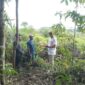 Warga Desa Tempirai, Suparin dan Ketua LSM LIDIK PALI, Dedi handayani saat memberikan keterengan di lokasi program cetak sawah, Kamis (12/3/2026). (Dok/tintamerah)