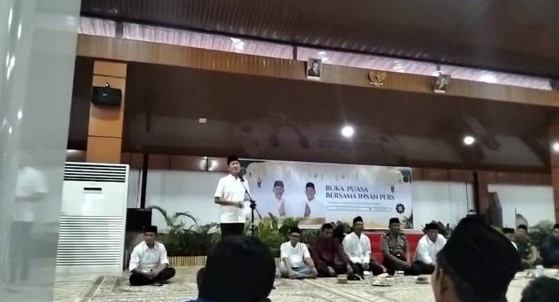 Bupati Asgianto sebut 'Ditempat Lain Sudah Nol' soal anggaran publikasi pada silaturahmi puasa ramadhan 1447 H bersama puluhan wartawan berbagai media massa Bumi Sereoat Serasan di Pendopoan Rumah DInas Bupati PALI, Senin (9/3/2026). (Dok/tintamerah)
