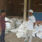 Ketua LSM LIDIK PALI, Dedi Handayani saat memberikan keterengan kepada tintamerah.co di Gudang Pupuk Kelompok Tani Tempirai Bersatu, Kamis (12/3/2026). (Dok/tintamerah)