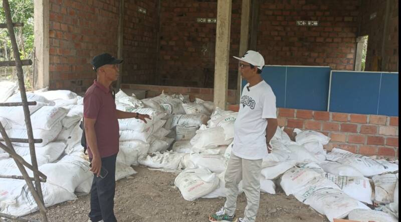 Ketua LSM LIDIK PALI, Dedi Handayani saat memberikan keterengan kepada tintamerah.co di Gudang Pupuk Kelompok Tani Tempirai Bersatu, Kamis (12/3/2026). (Dok/tintamerah)