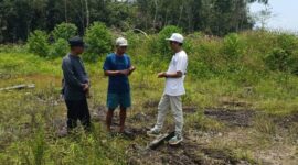 Warga Desa Tempirai, Suparin didampingi Ketua LSM LIDIK PALI, Dedi handayani saat memberikan keterangan di lahan miliknya yang tergusur program cetak sawah, Kamis (12/3/2026). (Dok/tintamerah)