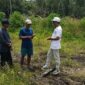 Warga Desa Tempirai, Suparin didampingi Ketua LSM LIDIK PALI, Dedi handayani saat memberikan keterangan di lahan miliknya yang tergusur program cetak sawah, Kamis (12/3/2026). (Dok/tintamerah)