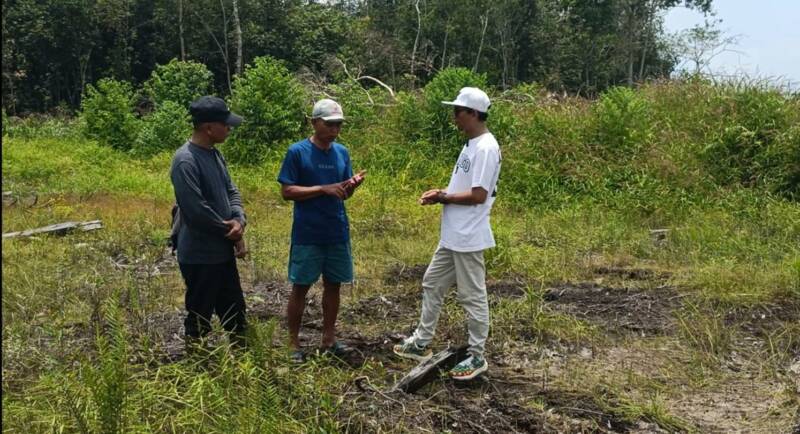 Warga Desa Tempirai, Suparin didampingi Ketua LSM LIDIK PALI, Dedi handayani saat memberikan keterangan di lahan miliknya yang tergusur program cetak sawah, Kamis (12/3/2026). (Dok/tintamerah)