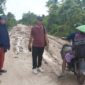 Mantan Tim Sukses 'BERANI', Dewi Pramasari didampingi Ketua LSM LIDIK PALI, Dedi Handayani saat memberikan keterangan soal janji Bupati PALI, Asgianto akan membangun jalan Dusun VIII Desa Tempirai, Kamis (12/3/2026). (Dok/tintamerah)