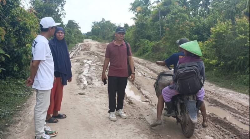 Mantan Tim Sukses 'BERANI', Dewi Pramasari didampingi Ketua LSM LIDIK PALI, Dedi Handayani saat memberikan keterangan soal janji Bupati PALI, Asgianto akan membangun jalan Dusun VIII Desa Tempirai, Kamis (12/3/2026). (Dok/tintamerah)