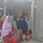 Emak-Emak Dusun VIII Desa Tempirai Induk ssaat menyampaikan aspirasinya soal janji Bupati Asgianto, Kamis (12/3/2026). (Dok/tintamerah)