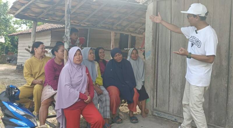 Emak-Emak Dusun VIII Desa Tempirai Induk ssaat menyampaikan aspirasinya soal janji Bupati Asgianto, Kamis (12/3/2026). (Dok/tintamerah)