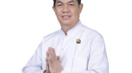 Kristian: PALI 13 Tahun, Dampak untuk Rakyat adalah Harga Mati! Ketua DPC PDI Perjuangan PALI, H. Kristian, saat memberikan refleksi HUT PALI ke-13. Ia menegaskan pentingnya evaluasi total agar pembangunan tidak sekadar seremonial, melainkan berdampak nyata bagi kesejahteraan masyarakat. (Foto: Dok/Pribadi)