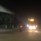 Satu unit truk raksasa pengangkut loging PT Musi Hutan Persada (MHP) terpantau melintasi jalan aspal di kawasan Simpang Raja saat malam hari. Meski dikawal petugas, kehadiran armada bermuatan berat di jalan umum ini terus menuai protes keras dari masyarakat dan aktivis karena dianggap mengabaikan SOP keselamatan serta mengancam nyawa warga PALI. (Foto: Dok/Dwik)