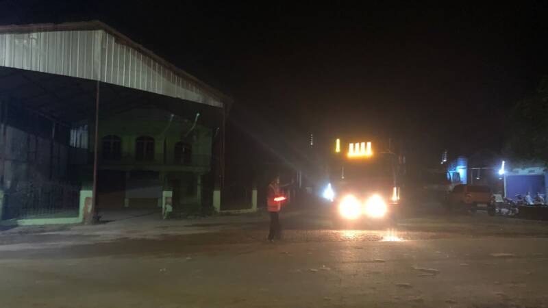 Satu unit truk raksasa pengangkut loging PT Musi Hutan Persada (MHP) terpantau melintasi jalan aspal di kawasan Simpang Raja saat malam hari. Meski dikawal petugas, kehadiran armada bermuatan berat di jalan umum ini terus menuai protes keras dari masyarakat dan aktivis karena dianggap mengabaikan SOP keselamatan serta mengancam nyawa warga PALI. (Foto: Dok/Dwik)