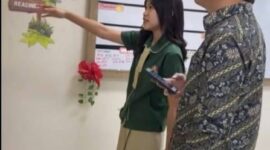 Wakil Ketua DPRD PALI, Firdaus Hasbullah saat menyambangi Sekolah Palembang Harapan (SPH) untuk menyaksikan langsung presentasi proyek belajar putri bungsunya, Adek Gelsi, Rabu (13/3/2026). Kehadiran orang tua di sekolah menjadi bentuk dukungan nyata terhadap perkembangan akademik dan kepercayaan diri anak dalam menyampaikan gagasan. (Dok/tangkapan layar aku facebook Firdaus Hasbullah)