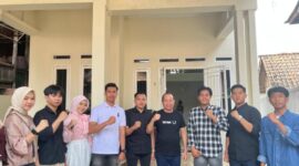 Perwakilan mahasiswa asal PALI, berfoto dengan pose salam semangat usai berdiskusi di kediaman Anggota DPRD Banten Fraksi Demokrat asal Tempirai, Taufik Arahman, Minggu (22/3/2026). Pertemuan ini menjadi ajang para mahasiswa meneladani nilai kemandirian, keberanian, dan kerja keras tanpa bergantung pada nama besar keluarga. (Dok/Andrean Pratama)