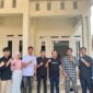 Perwakilan mahasiswa asal PALI, berfoto dengan pose salam semangat usai berdiskusi di kediaman Anggota DPRD Banten Fraksi Demokrat asal Tempirai, Taufik Arahman, Minggu (22/3/2026). Pertemuan ini menjadi ajang para mahasiswa meneladani nilai kemandirian, keberanian, dan kerja keras tanpa bergantung pada nama besar keluarga. (Dok/Andrean Pratama)