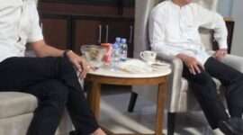 Bupati PALI terpilih periode 2024–2029, Asgianto (kiri), saat berdiskusi akrab dengan tokoh pembangunan PALI, Heri Amalindo (kanan), dalam suasana silaturahmi pasca-Lebaran. Wakil Ketua DPRD PALI, Firdaus Hasbullah, SH, MH, menilai pertemuan dua tokoh besar ini sebagai langkah strategis untuk mensinergikan fondasi pembangunan lama dengan visi kepemimpinan baru demi kesejahteraan masyarakat PALI. (Dok/Firdaus Hasbullah)