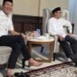 Bupati PALI terpilih periode 2024–2029, Asgianto (kiri), saat berdiskusi akrab dengan tokoh pembangunan PALI, Heri Amalindo (kanan), dalam suasana silaturahmi pasca-Lebaran. Wakil Ketua DPRD PALI, Firdaus Hasbullah, SH, MH, menilai pertemuan dua tokoh besar ini sebagai langkah strategis untuk mensinergikan fondasi pembangunan lama dengan visi kepemimpinan baru demi kesejahteraan masyarakat PALI. (Dok/Firdaus Hasbullah)