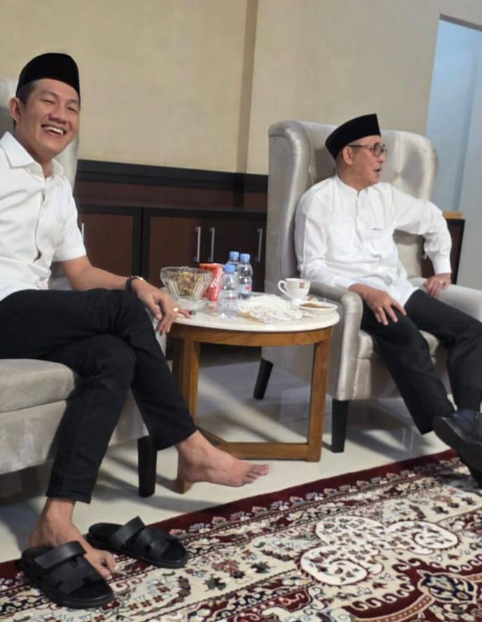 Bupati PALI terpilih periode 2024–2029, Asgianto (kiri), saat berdiskusi akrab dengan tokoh pembangunan PALI, Heri Amalindo (kanan), dalam suasana silaturahmi pasca-Lebaran. Wakil Ketua DPRD PALI, Firdaus Hasbullah, SH, MH, menilai pertemuan dua tokoh besar ini sebagai langkah strategis untuk mensinergikan fondasi pembangunan lama dengan visi kepemimpinan baru demi kesejahteraan masyarakat PALI. (Dok/Firdaus Hasbullah)