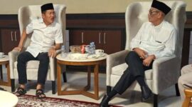 Mantan Bupati PALI, Heri Amalindo (kiri), disambut hangat oleh Bupati PALI, Asgianto (kanan), saat menyambangi Guest House Rumah Dinas Bupati, Selasa malam (24/3/2026). Langkah 