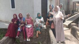 Kelompok emak-emak Mama GOLD (Gelora Line Dance) PALI berfoto bersama saat menghadiri Open House Idul Fitri di kediaman mantan Bupati PALI, Heri Amalindo, Rumah Kebon, Simpang Raja, Rabu (25/03/2026). Kehadiran warga yang silih berganti menjadi bukti kuatnya hubungan kekeluargaan antara sang tokoh dan masyarakat Bumi Serepat Serasan. (Dok/tintamerah)