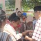 Seorang ibu tampak menggendong bayinya saat mengantre untuk bersalaman dengan Heri Amalindo di Rumah Kebon, Rabu (25/3/2026). Momentum lebaran ini dimanfaatkan warga untuk melepas rindu dengan sosok pemimpin yang dikenal merakyat. 
