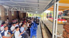 Mantan Bupati PALI, Heri Amalindo, saat menyapa warga yang hadir dalam acara open house Idul Fitri di kediamannya, Rumah Kebon, Simpang Raja, Talang Ubi. Meski masa jabatan telah usai, antusiasme masyarakat dari berbagai penjuru Bumi Serepat Serasan tetap mengalir deras untuk berjabat tangan dengan sosok yang akrab disapa 