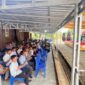 Mantan Bupati PALI, Heri Amalindo, saat menyapa warga yang hadir dalam acara open house Idul Fitri di kediamannya, Rumah Kebon, Simpang Raja, Talang Ubi. Meski masa jabatan telah usai, antusiasme masyarakat dari berbagai penjuru Bumi Serepat Serasan tetap mengalir deras untuk berjabat tangan dengan sosok yang akrab disapa 