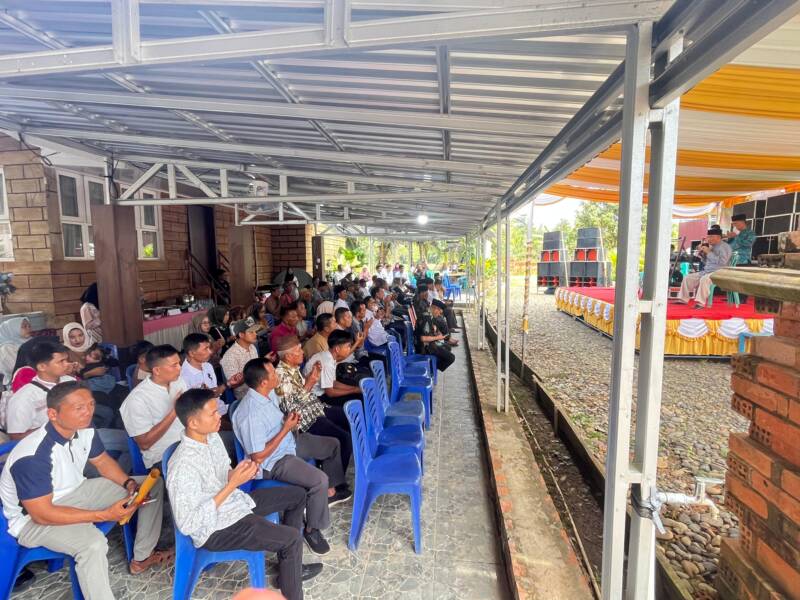 Mantan Bupati PALI, Heri Amalindo, saat menyapa warga yang hadir dalam acara open house Idul Fitri di kediamannya, Rumah Kebon, Simpang Raja, Talang Ubi. Meski masa jabatan telah usai, antusiasme masyarakat dari berbagai penjuru Bumi Serepat Serasan tetap mengalir deras untuk berjabat tangan dengan sosok yang akrab disapa 