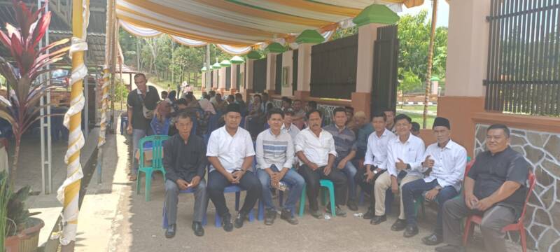 Mantan Bupati PALI, Heri Amalindo, menyambut hangat gelombang warga dan pengurus PSI PALI dalam Open House Idul Fitri di kediamannya, Simpang Raja. Bukti nyata kedekatan pemimpin yang tak lekang oleh waktu. (Dok/tintamerah)