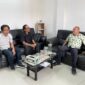 (Dari kiri) Efran, Redaktur tintamerah.co, berbincang dengan Kasat Intel Polres PALI, Iptu Eko Purnomo didampingi KBO Sat Intelkam, Iptu Najamuddin Hadi. Dalam pertemuan ini, Efran menyampaikan rencana gelar diskusi publik visi-misi Bupati PALI dan meminta dukungan Polres PALI untuk menciptakan iklim demokrasi yang sehat tanpa kriminalisasi wartawan. (Dok/Sat Intelkam Polres PALI)