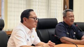 Wakil Ketua DPRD PALI Firdaus Hasbullah (kiri) menyampaikan nota protes terkait kondisi sekolah di pelosok PALI kepada jajaran Disdik Sumsel. Ia menyoroti rusaknya fasilitas belajar dan minimnya alat praktik SMK yang dinilai menghambat kualitas SDM di Bumi Serepat Serasan. (Dok/FH)
