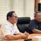 Wakil Ketua DPRD PALI Firdaus Hasbullah (kiri) menyampaikan nota protes terkait kondisi sekolah di pelosok PALI kepada jajaran Disdik Sumsel. Ia menyoroti rusaknya fasilitas belajar dan minimnya alat praktik SMK yang dinilai menghambat kualitas SDM di Bumi Serepat Serasan. (Dok/FH)