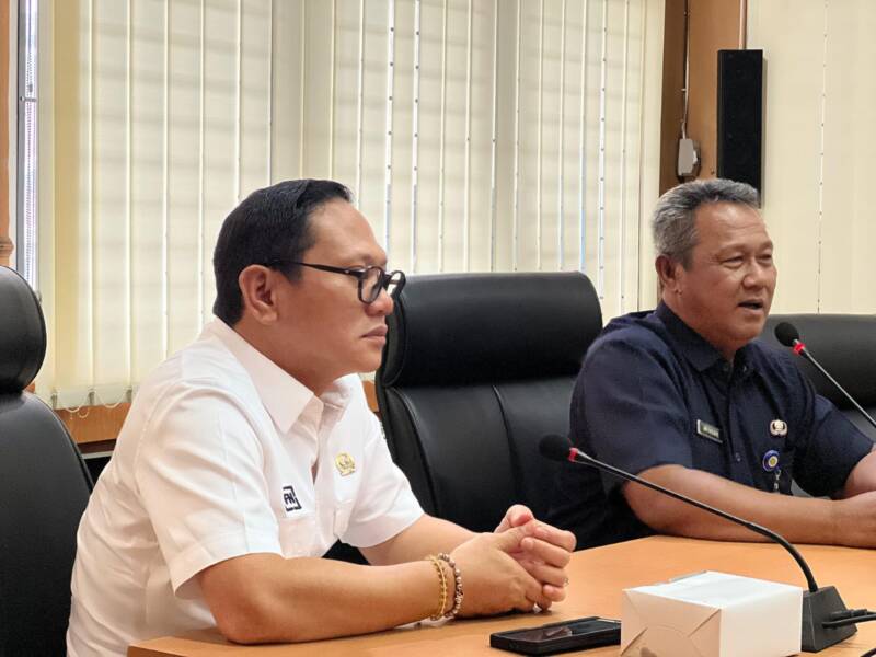 Wakil Ketua DPRD PALI Firdaus Hasbullah (kiri) menyampaikan nota protes terkait kondisi sekolah di pelosok PALI kepada jajaran Disdik Sumsel. Ia menyoroti rusaknya fasilitas belajar dan minimnya alat praktik SMK yang dinilai menghambat kualitas SDM di Bumi Serepat Serasan. (Dok/FH)