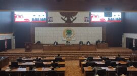 Suasana Rapat Paripurna DPRD PALI yang berujung ricuh dan diskor tanpa batas waktu, Senin (9/3/2026). Anggota Dewan menolak melanjutkan sidang pengesahan 4 Raperda karena Bupati PALI absen dan hanya diwakili Wakil Bupati, Iwan Tuaji. Ketidakhadiran Bupati memicu interupsi tajam terkait etika birokrasi dan aturan perundang-undangan. (Foto: tintamerah.co)