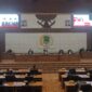 Suasana Rapat Paripurna DPRD PALI yang berujung ricuh dan diskor tanpa batas waktu, Senin (9/3/2026). Anggota Dewan menolak melanjutkan sidang pengesahan 4 Raperda karena Bupati PALI absen dan hanya diwakili Wakil Bupati, Iwan Tuaji. Ketidakhadiran Bupati memicu interupsi tajam terkait etika birokrasi dan aturan perundang-undangan. (Foto: tintamerah.co)