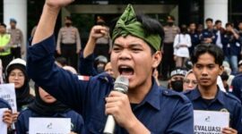 Ketua HIMAPALI, Akhi Mushola, saat memberikan pernyataan sikap terkait dugaan gurita nepotisme di Pertamina EP Adera Field, (Tanggal). HIMAPALI mendesak evaluasi total sistem rekrutmen dan menagih transparansi dari PHR Zona 4 serta SKK Migas Sumbagsel atas 