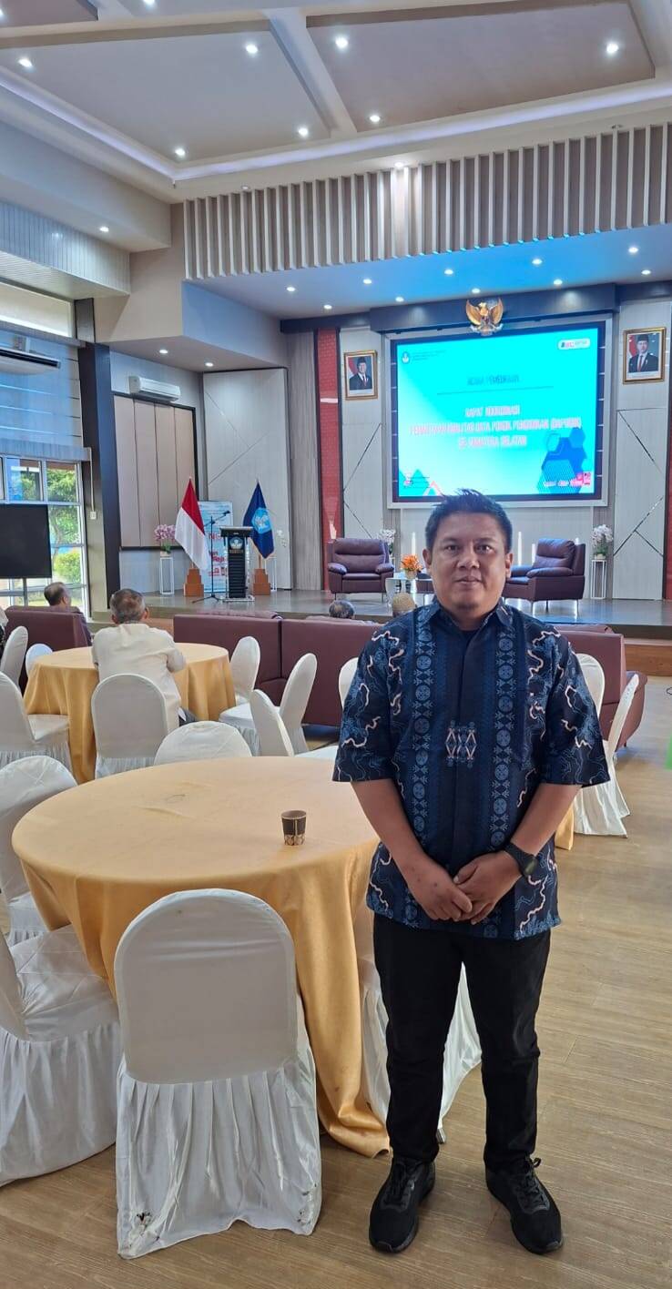 Kabag Prokopim Setda PALI, Firman Irpama, memastikan Bupati PALI akan hadir langsung dalam Rapat Paripurna DPRD Senin mendatang. Langkah ini diambil guna mengakhiri deadlock pembahasan Raperda akibat ketidaksinkronan jadwal eksekutif yang sempat memicu kekecewaan publik. Prokopim berkomitmen memperketat koordinasi dengan Setwan agar agenda strategis rakyat tak lagi terhambat kendala administratif. (Foto: Dok/Firman Irpama)