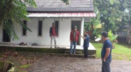 Mantan Bupati PALI, Heri Amalindo, meninjau langsung calon kampus Politeknik PALI, Minggu (8/3/2026). Kehadiran kampus ini diproyeksikan mampu menekan biaya pendidikan hingga 70% karena mahasiswa tidak perlu lagi merantau ke luar kota. (Foto: Dok/tintamerah)